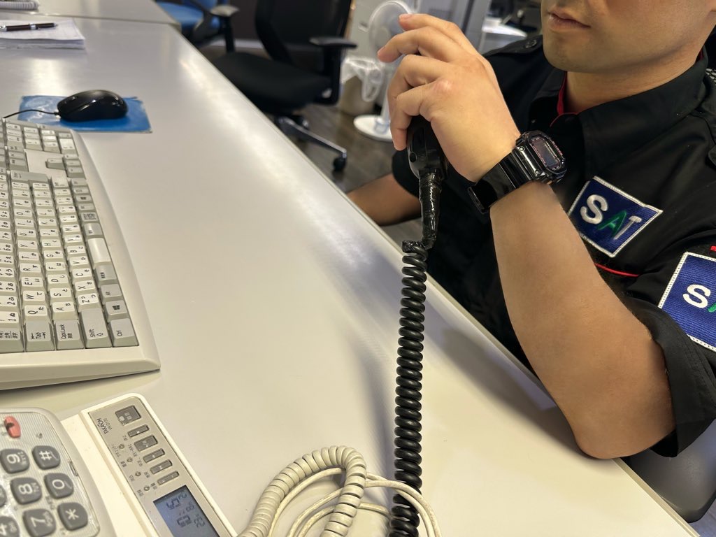 無線連絡を行うSAT管制員