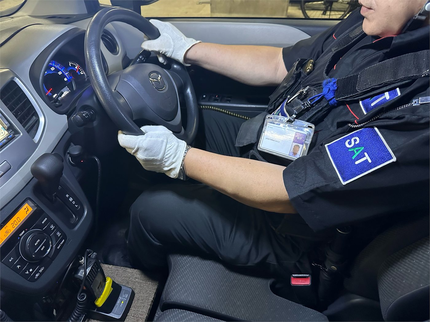 車両で現場へ向かうSATセキュリティエンジニア