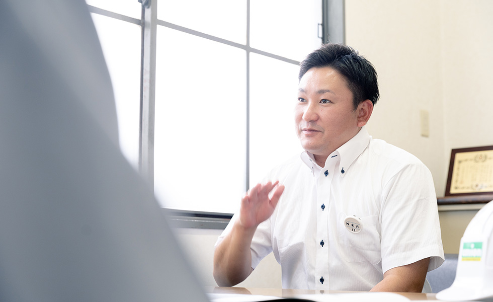 お客様と商談する営業スタッフ
