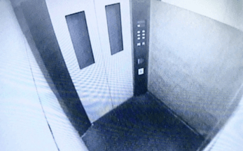 エレベーター内の防犯カメラ映像