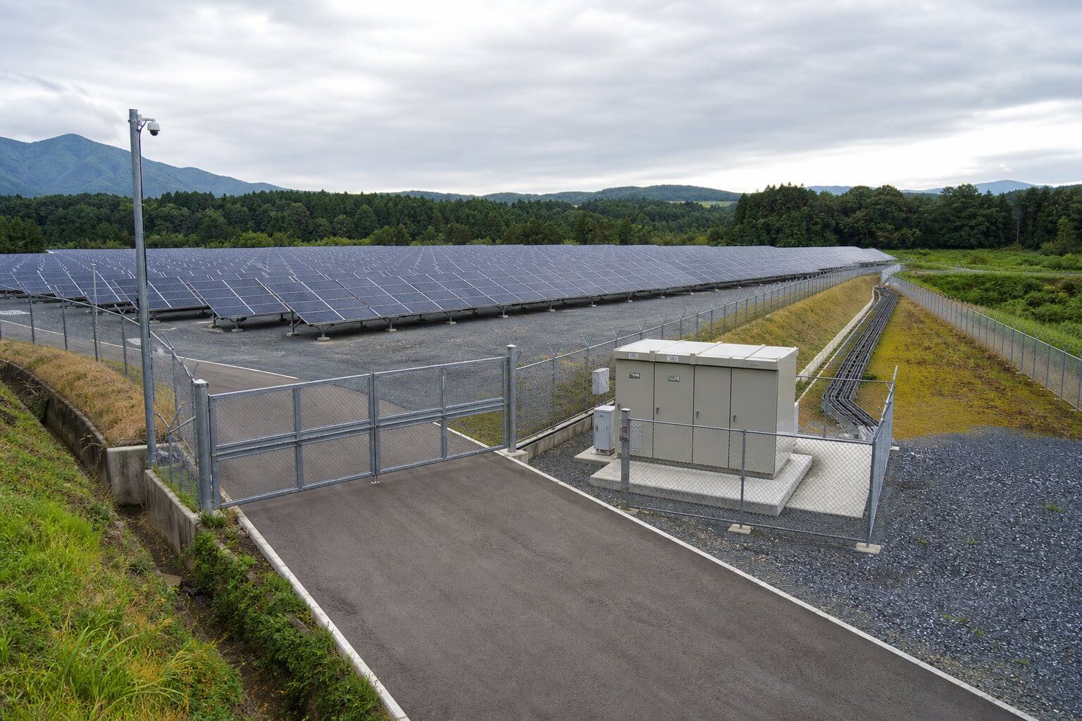太陽光発電所の門扉・電気設備・ケーブル経路