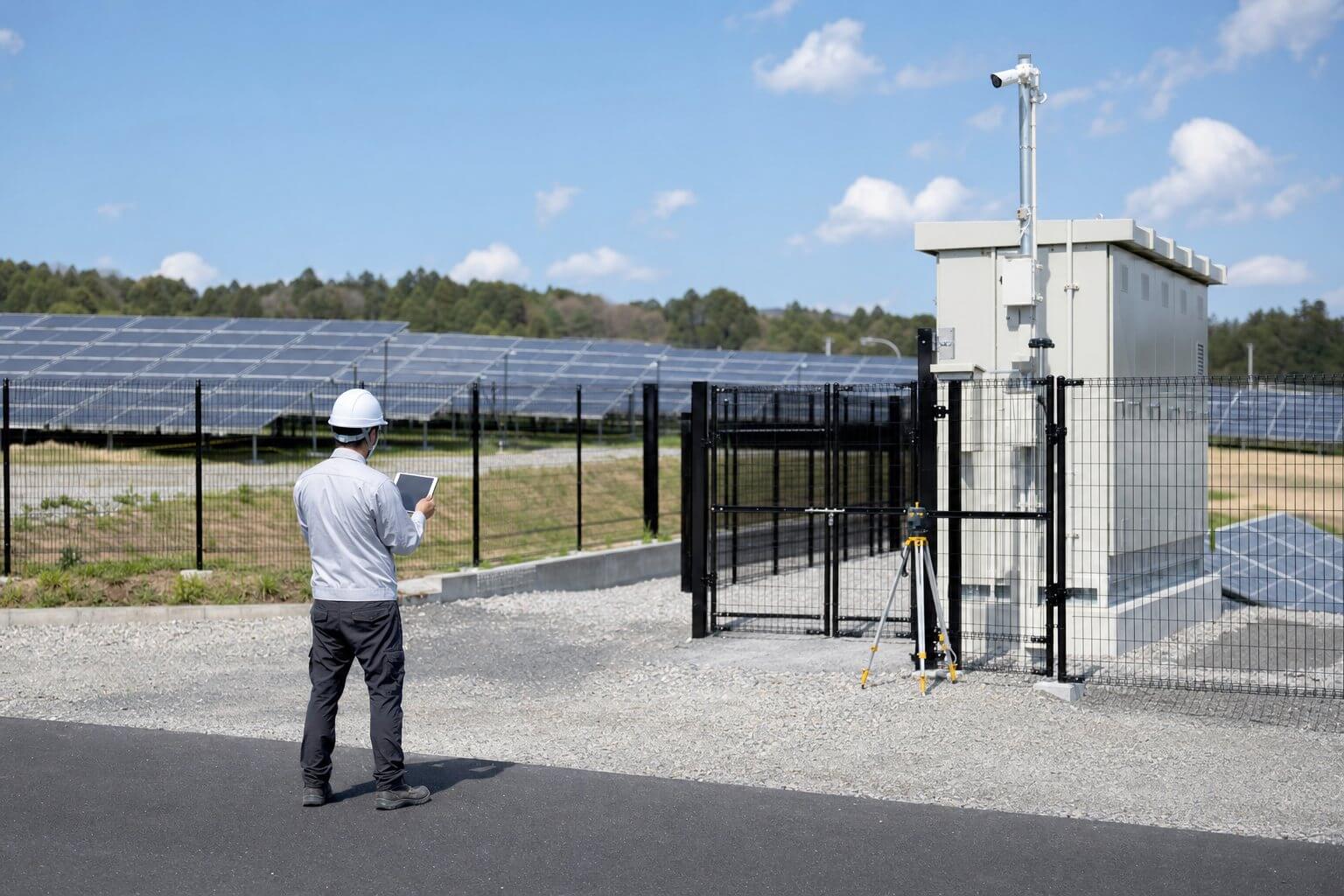 太陽光発電所でカメラ画角とセンサー位置を確認する現地調査