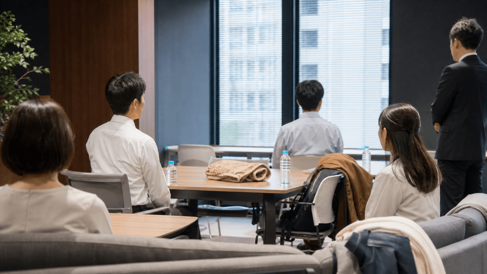 災害直後に一斉帰宅せず事務所内で待機する従業員