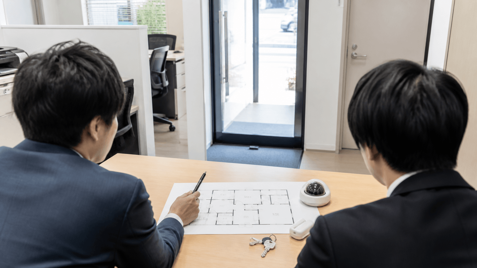 事務所の侵入口と守る物を図面で確認する担当者